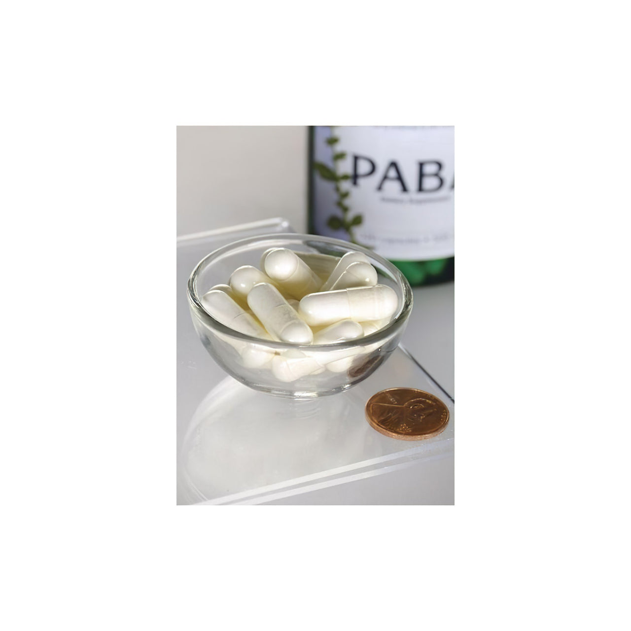 Un cuenco de Swanson PABA - 500 mg 120 cápsulas junto a una botella de vino, que favorece la salud de la piel mediante sus procesos antioxidantes y contribuye a la formación de glóbulos rojos.