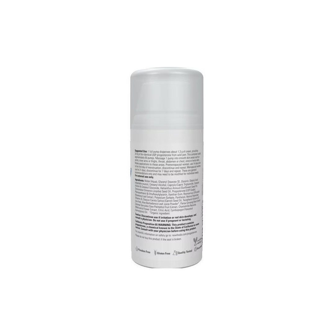 Un frasco blanco de Progesterona del Ñame Silvestre Crema Equilibrante para la Piel 85 g de Now Foods sobre fondo blanco.