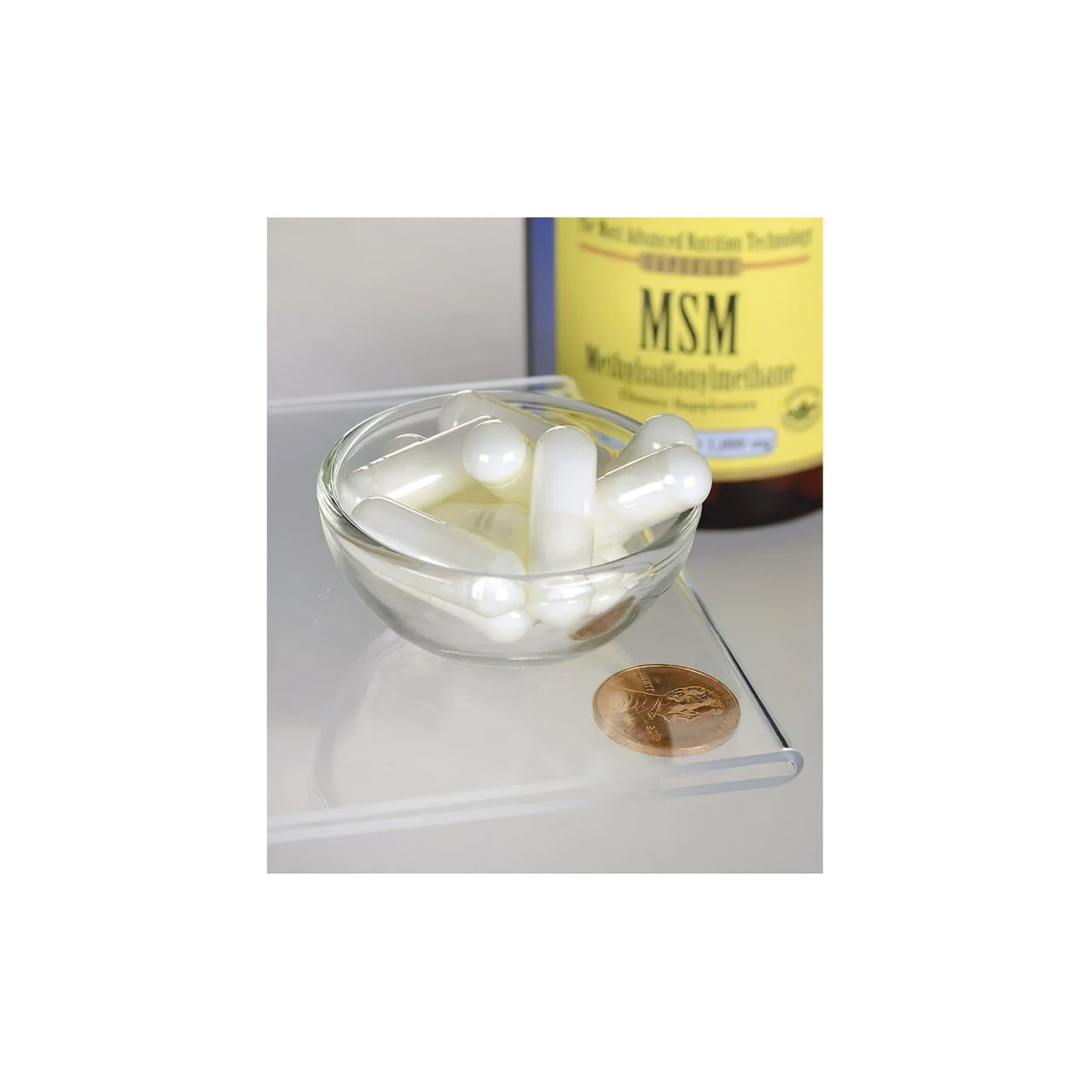 Un tazón de MSM 1000 mg 120 cápsulas junto a una botella de Swanson, que favorece la salud articular y las estructuras de colágeno.