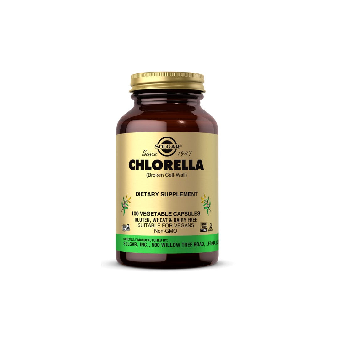 Un frasco de Solgar Chlorella 520 mg 100 Cápsulas Vegetales sobre fondo blanco.