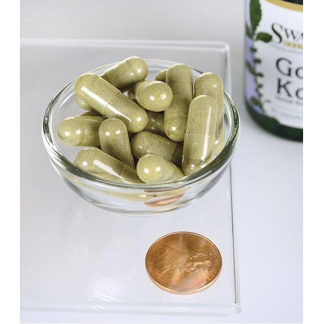 Swanson Gotu kola - 435 mg 60 cápsulas en un cuenco junto a un penique.