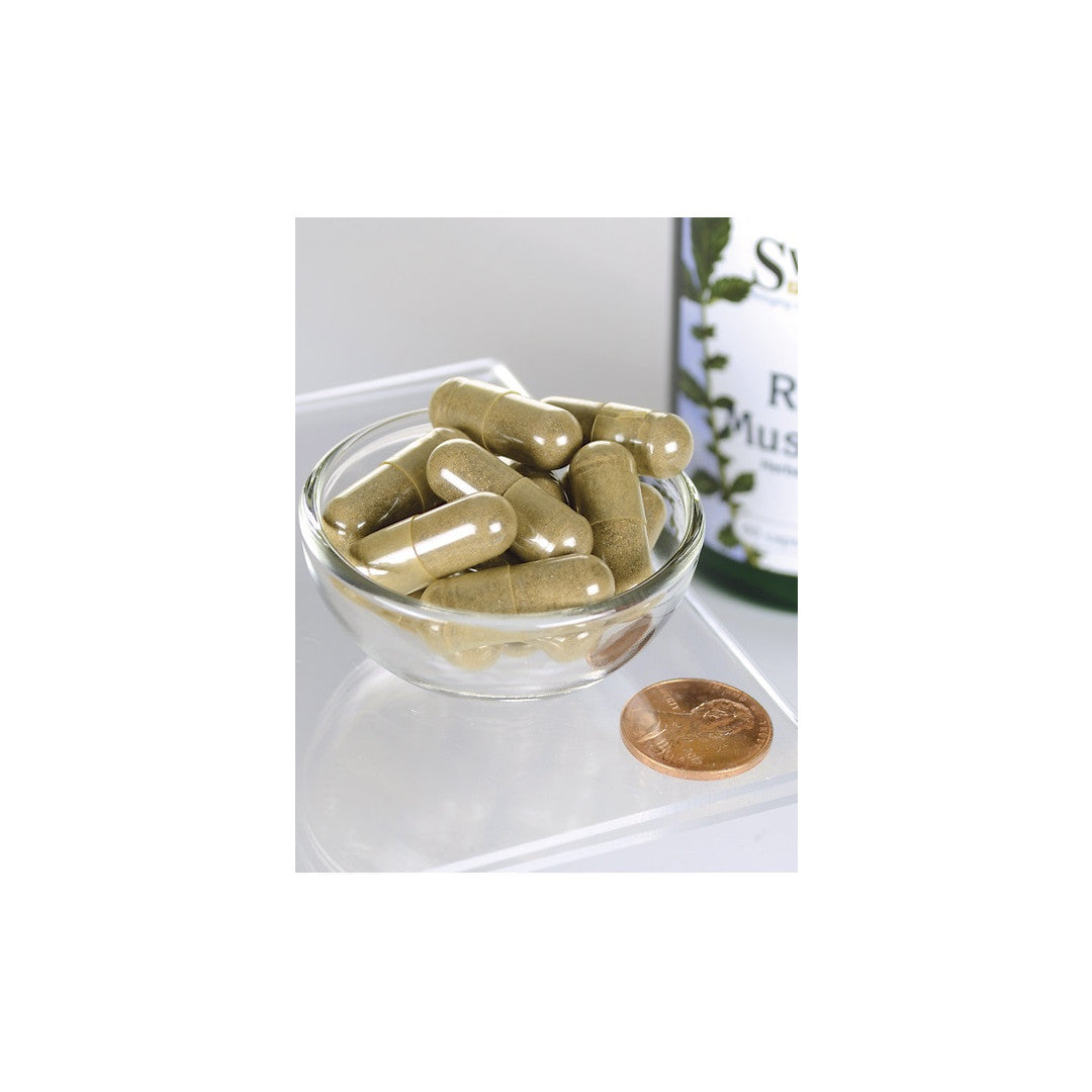 Un tazón de Swanson's Reishi Mushroom 600 mg 60 Veggie Capsules, repleto de propiedades antioxidantes e infundido con los potentes beneficios para la salud inmunitaria del hongo reishi, se combina con una refrescante botella de té verde.