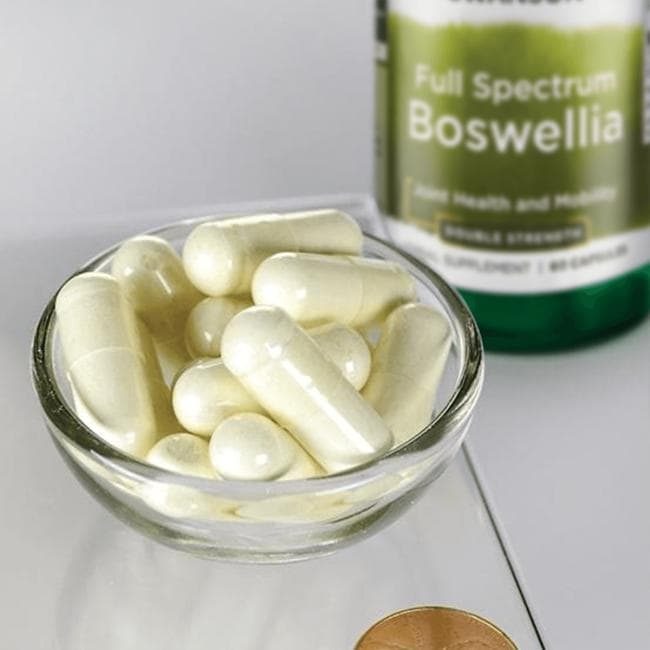 Un suplemento dietético, Swanson Boswellia, se exhibe con 60 cápsulas junto a un céntimo en una balanza.