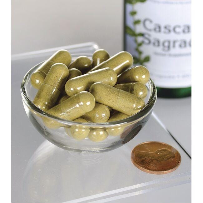 Swanson Cascara Sagrada - 450 mg 100 cápsulas en un recipiente sobre una botella.