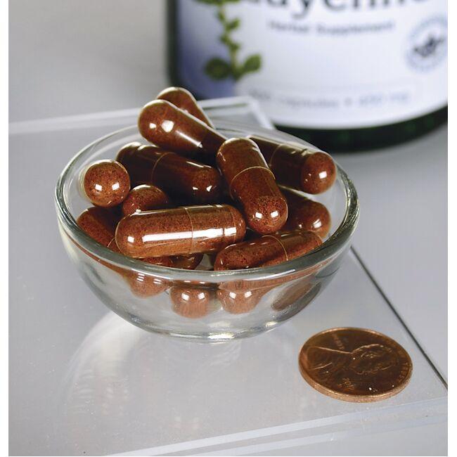 Un tazón de Swanson Cayena - 450 mg 300 cápsulas y un centavo.