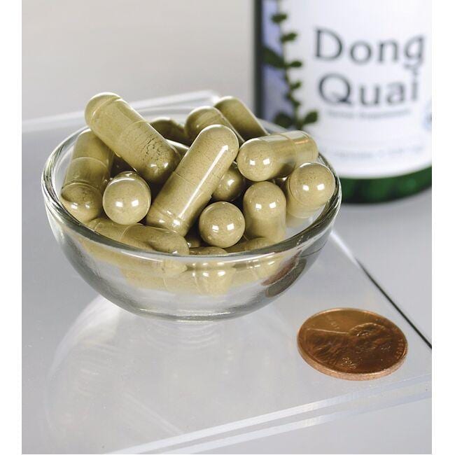 Swanson Dong Quai - 530 mg 100 cápsulas en un recipiente junto a una botella.