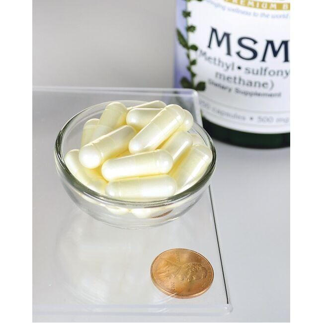 Swanson MSM - 500 mg 250 pastillas en un cuenco junto a un penique que favorecen la salud articular y capilar.