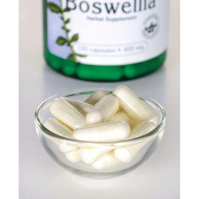 Swanson Boswellia - suplemento dietético en un cuenco sobre una mesa.