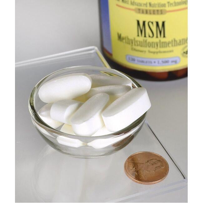 Swanson'MSM - 1.500 mg 120 pastillas con propiedades antiinflamatorias en un cuenco junto a un penique.