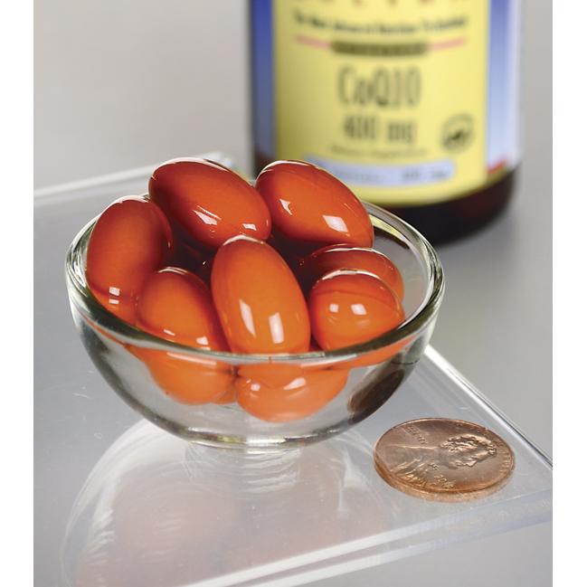 Un bol de cristal lleno de tomates y un Swanson Coenzima Q1O - 400 mg 30 softgels.