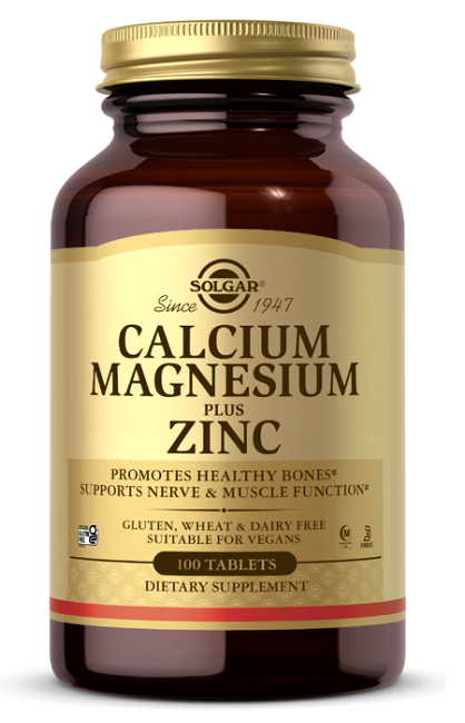 Un frasco de 100 comprimidos de Solgar Calcium Magnesium Plus Zinc, un complemento alimenticio.