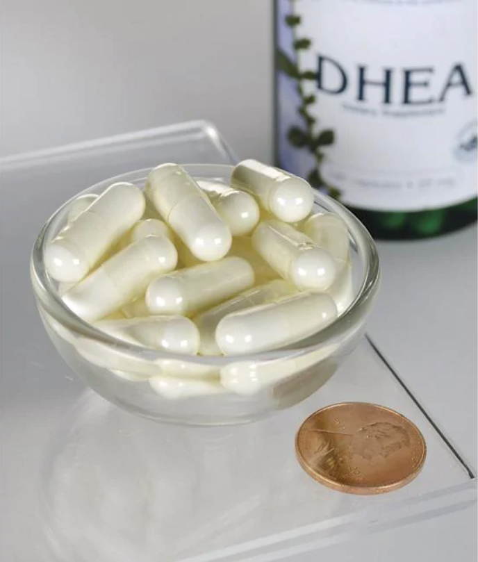 Un frasco de Swanson DHEA - High Potency - 25 mg 120 cápsulas en un cuenco junto a un penique.