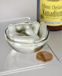 Thumbnail for Un tazón de Swanson Albion Vanadium Chelated - 5 mg 60 cápsulas junto a una botella de alcohol.
